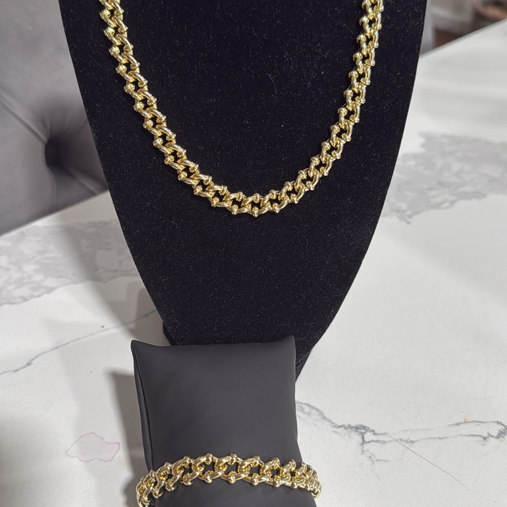 Luxurious Gold-Tone Chain Necklace and Bracelet Set